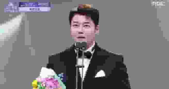 全炫茂在《2025 MBC演藝大賞》低頭致歉,代表《我獨自生活》為出演者爭議向觀眾們道歉