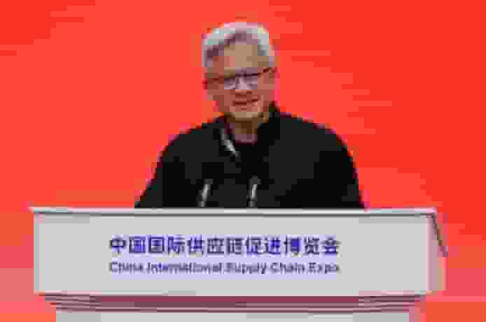 黃仁勳穿唐裝亮相中國 讚 DeepSeek 是 AI 革命 中國人工智能已達世界級