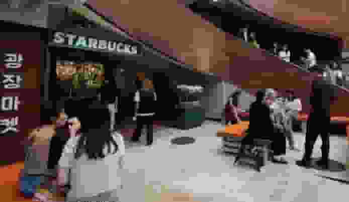 南韓 Starbucks 禁自攜設備店內辦公 桌上電腦和打印機 帶隔板「霸佔咖啡店」問題嚴重