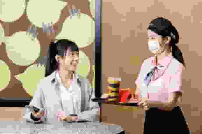 年輕人是否應用麥當勞送餐到桌 員工顧客兩極意見 員工: 1小時要上落樓梯20次