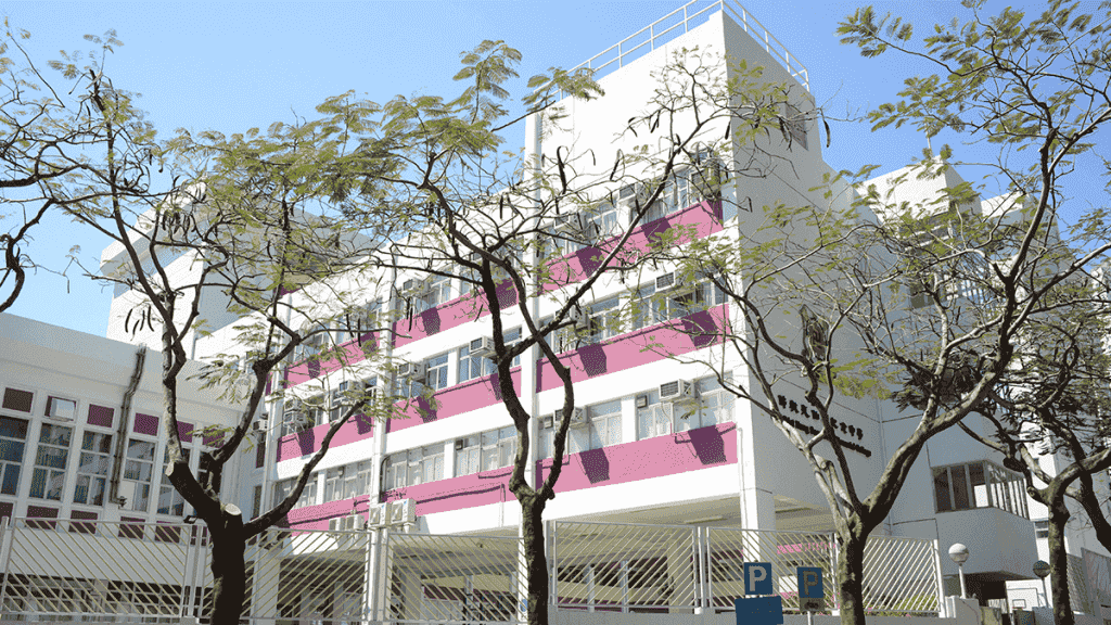 牛池灣中學外牆幅橫遭燒毀 警列縱火緝兇