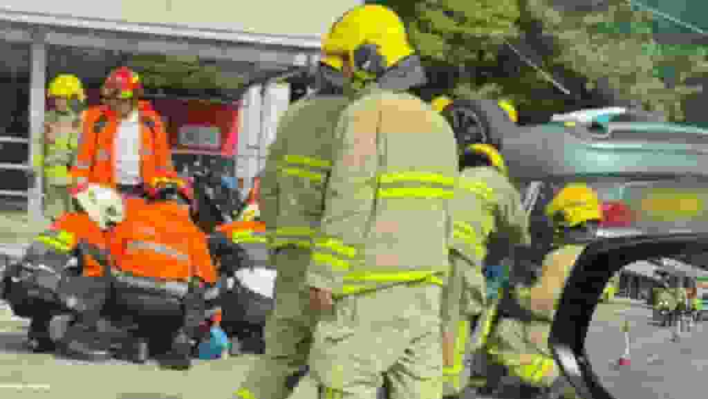 城門隧道入口私家車失控反肚 司機被困獲救