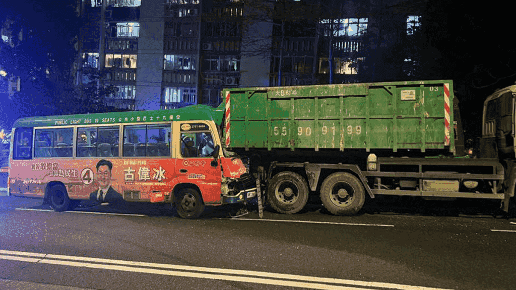 大圍專線小巴猛撼貨車尾 車頭凹陷變形釀7傷