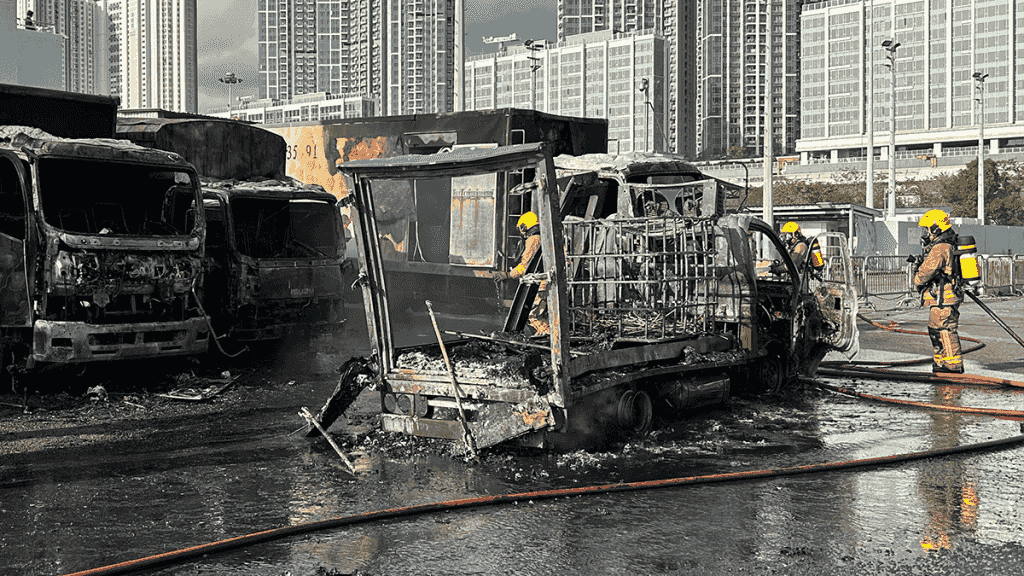 長沙灣車火|兩傷者二級燒傷情況危殆 消防:火勢不正常蔓延 現場有助燃劑