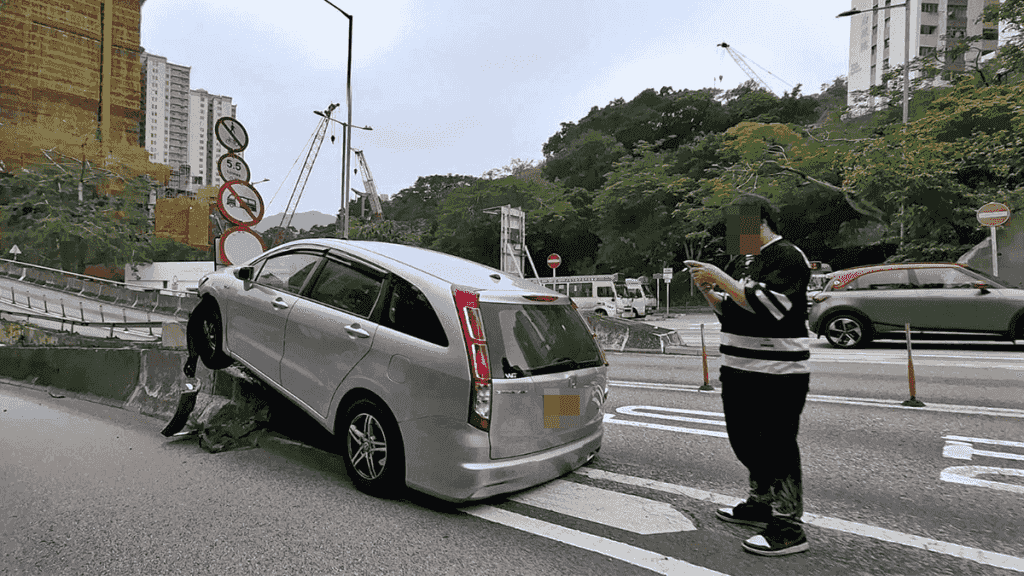 清水灣道私家車撞分隔石壆 車頭擱起路牌被撞毀