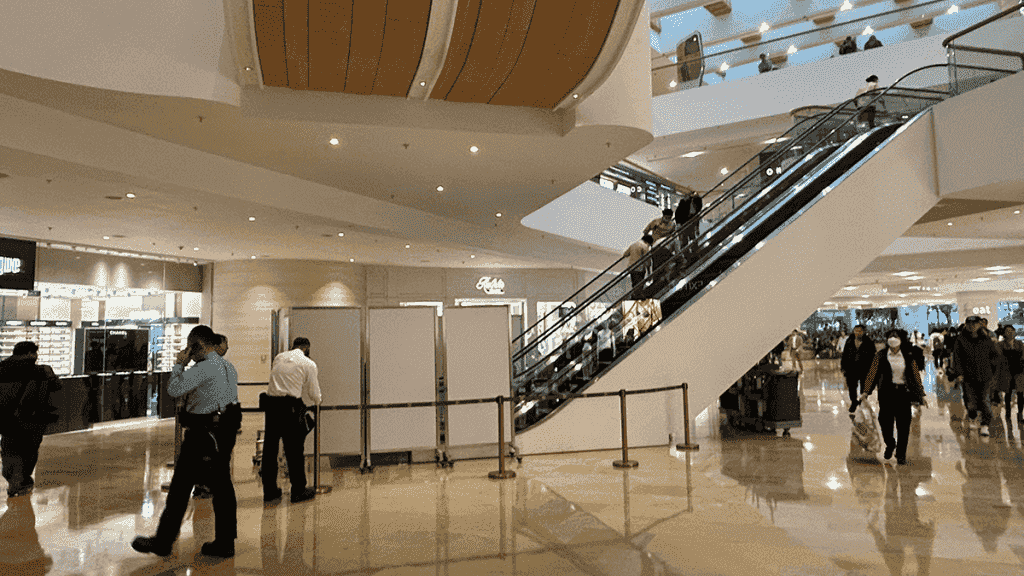 金鐘太古廣場扶手電梯意外 男子疑失平衡「骨牌式」撞人釀4傷