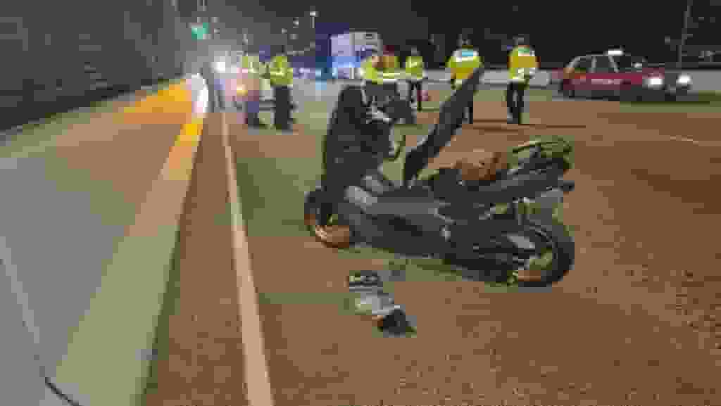 青葵公路3車串燒 鐵騎士與女乘客人仰車翻受傷 部份行車線封閉