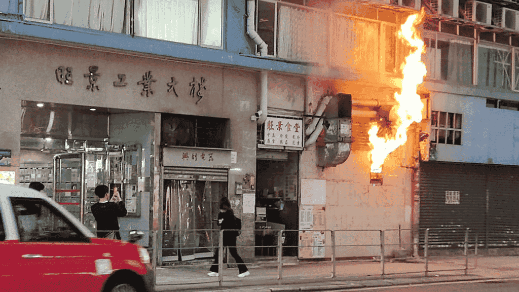 新蒲崗餐廳廚房失火 烈燄竄出窗嚇窒途人