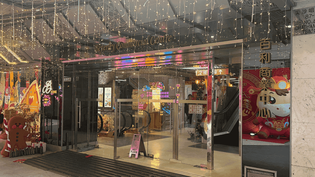 尖沙咀「過氣情侶」嘈大交 兩敗俱傷同被捕 躁男一度擸刀鐵鎚施襲