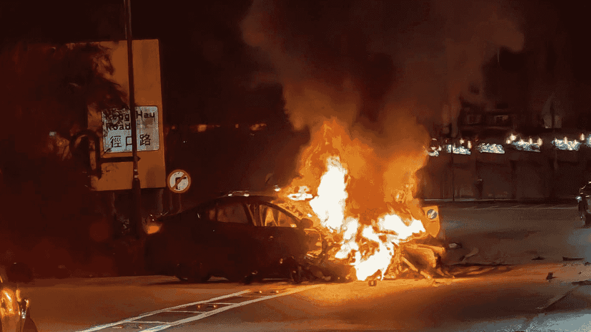 沙田私家車越線猛撼Tesla 車頭陷火海變廢鐵 兩司機送院