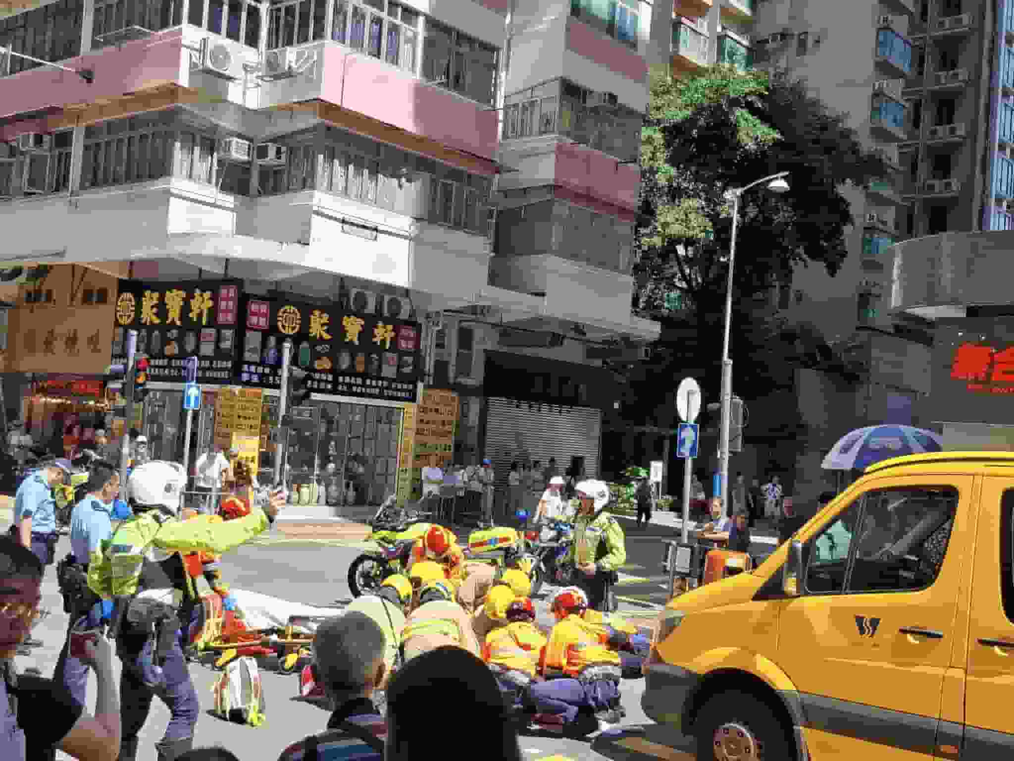 有片｜西環老婦捱垃圾車撞 再遭私家車輾過 兩司機涉危駕被捕 (更新)