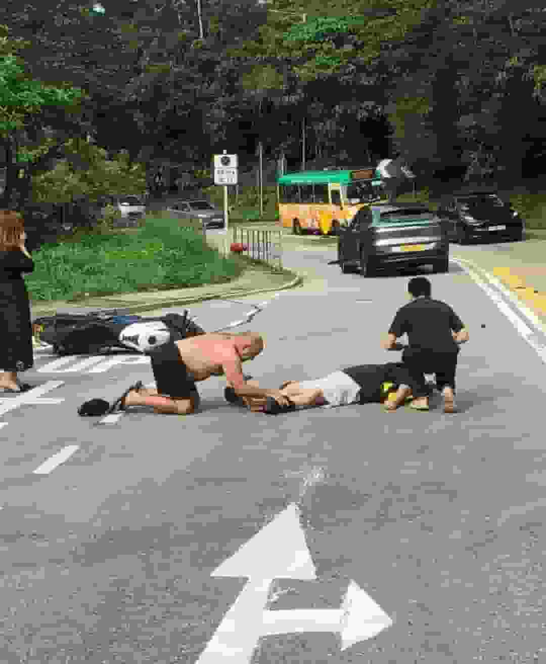 西貢公路私家車電單車相撞 鐵騎士腳骨折送院