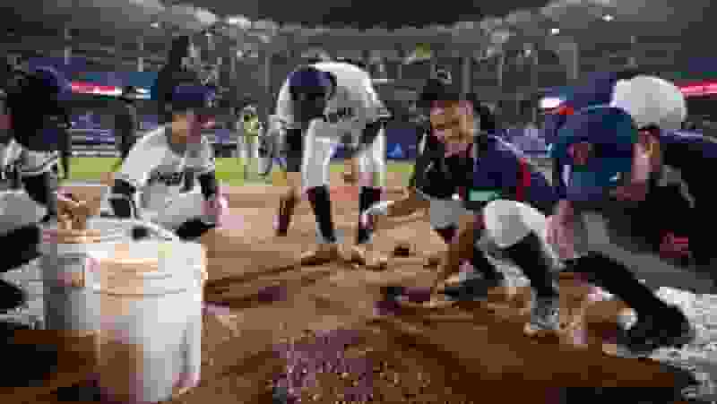 超越勝負的感動!台日高中生吸水清場地「聊韓國女團」!周思齊也下場幫忙