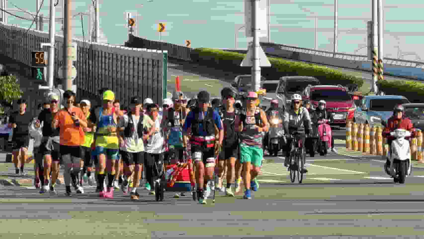 超馬》陳彥博完成黑色超跑環台訓練433公里8天挑戰 不畏強烈寒流!高雄美術館迎來終點喝采