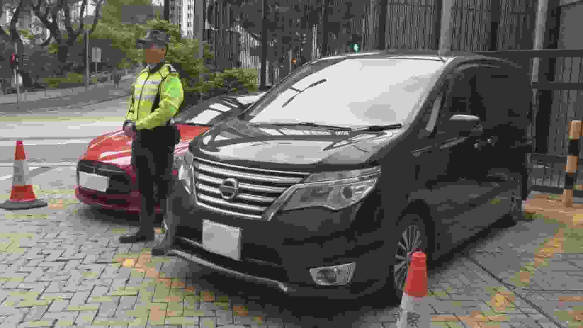 警方拘捕兩名白牌車司機