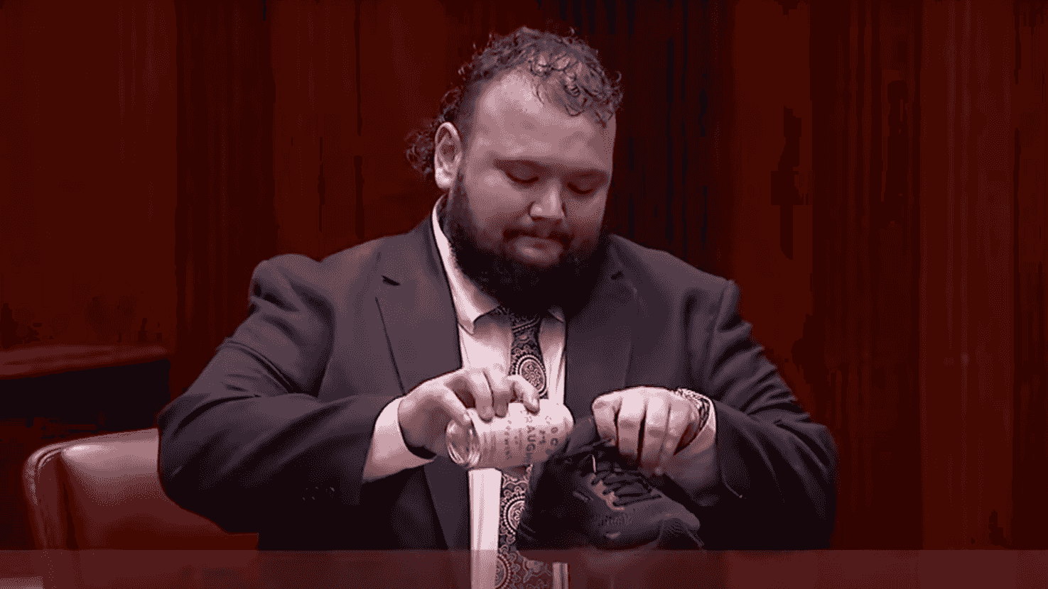 如何告別議員生涯？ 澳洲有議員將啤酒倒入鞋中 在議會裡一飲而盡︱Yahoo