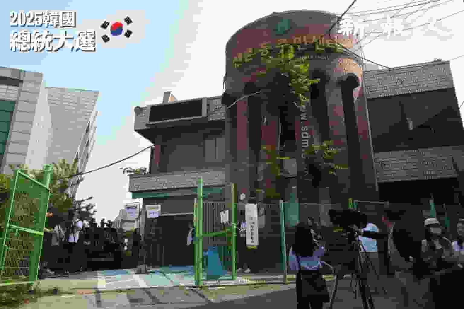 韓國大選｜今明兩天舉行提前投票 多個候選人到票站投票 民調領先李在明與民眾合照