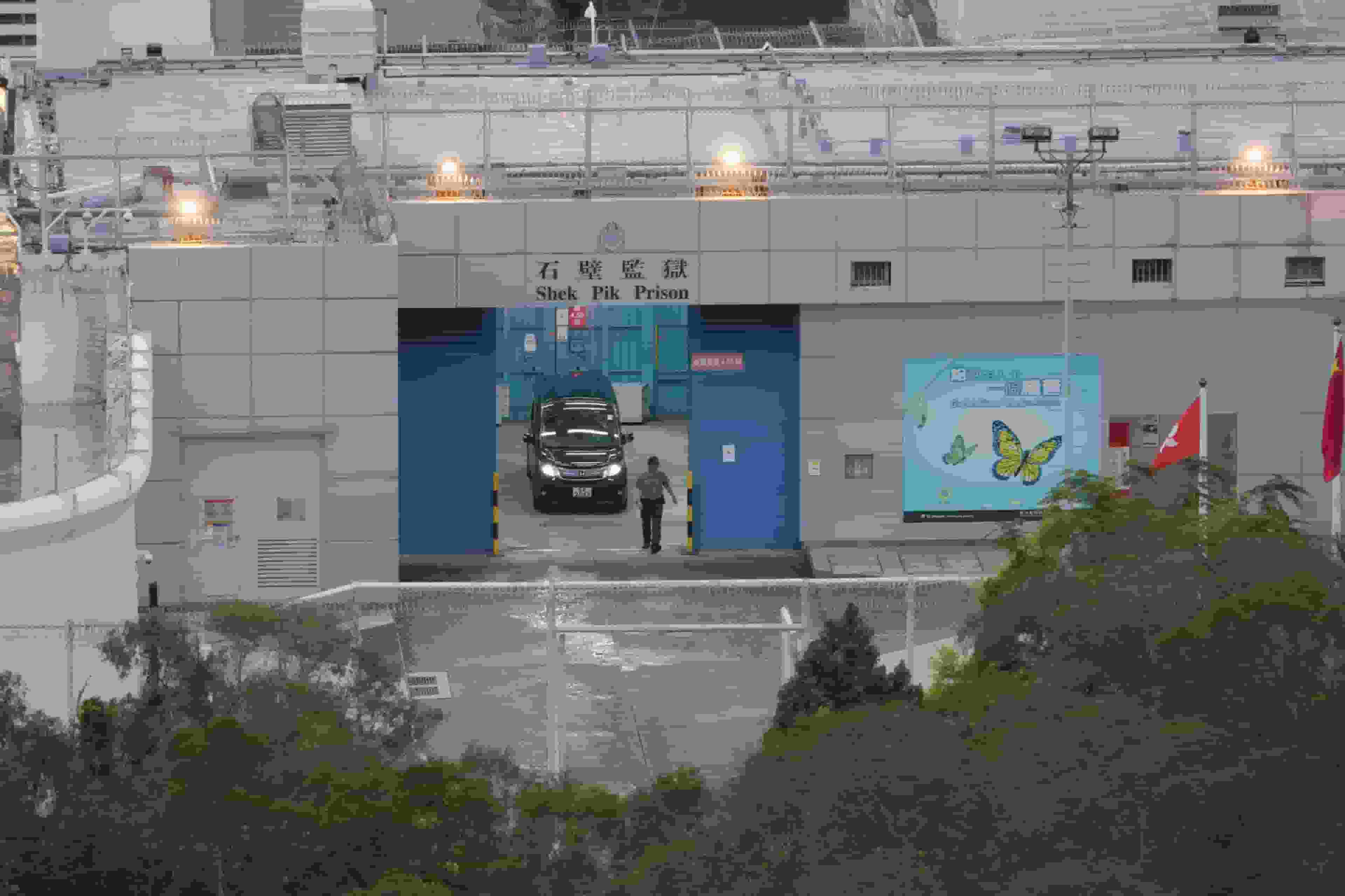 47人案被告獲釋｜岑子杰今出獄 七人車離開石壁監獄｜Yahoo