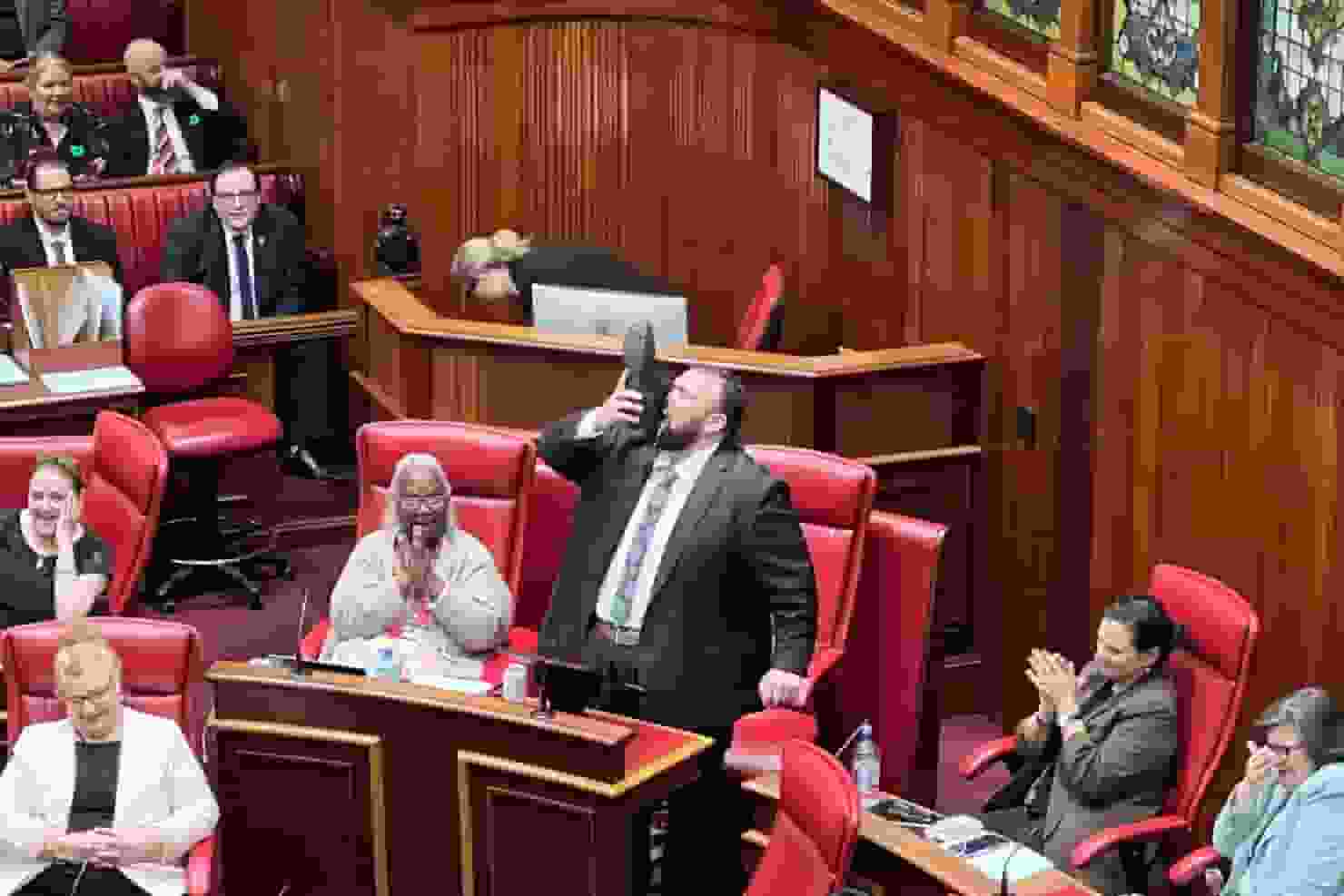 如何告別議員生涯？ 澳洲有議員將啤酒倒入鞋中 在議會裡一飲而盡︱Yahoo
