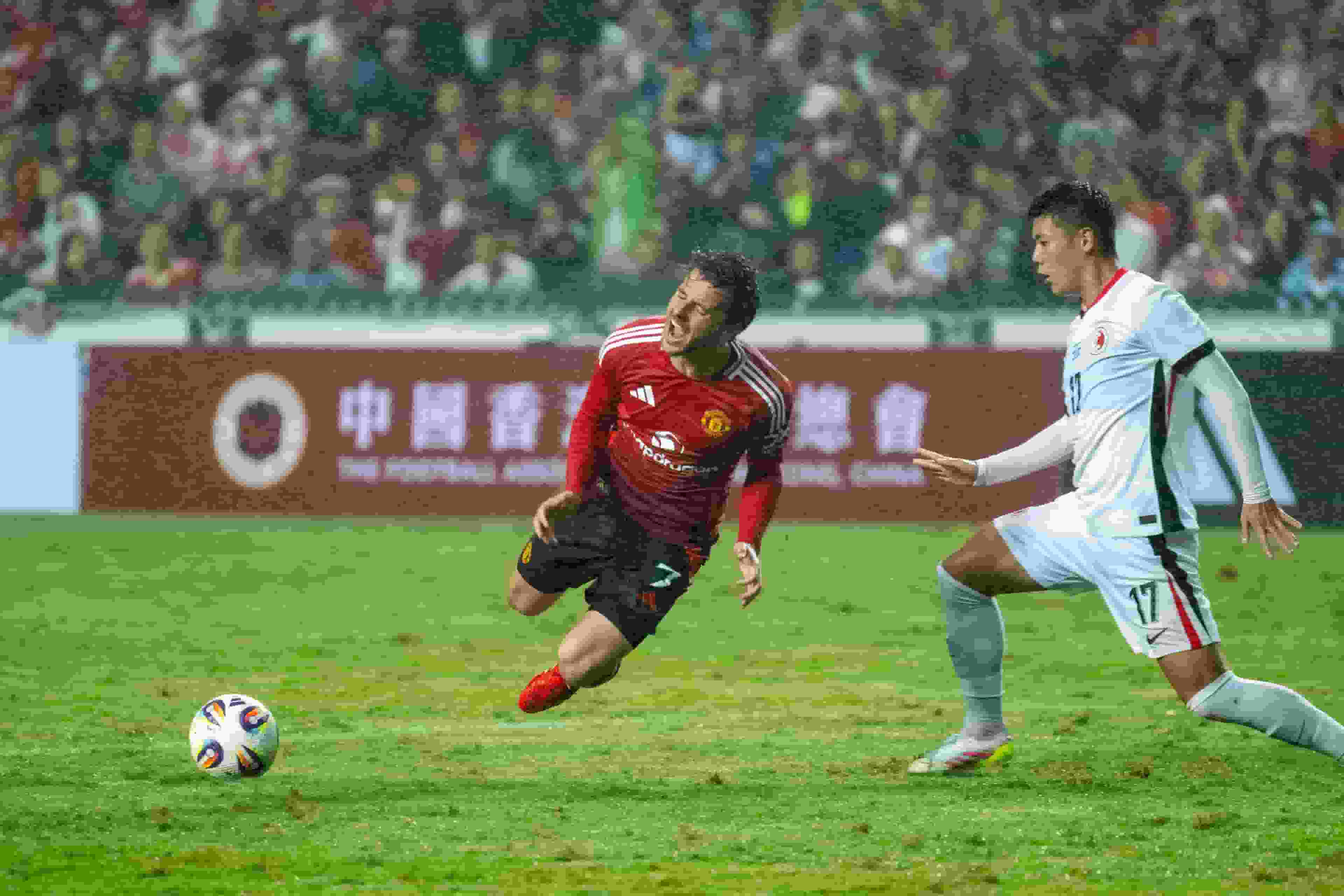 曼聯訪港︱港隊半場領先 紅魔鬼小將梅開二度逆轉贏 3：1 逾 3.3 萬球迷冒雨觀戰︱多圖︱Yahoo