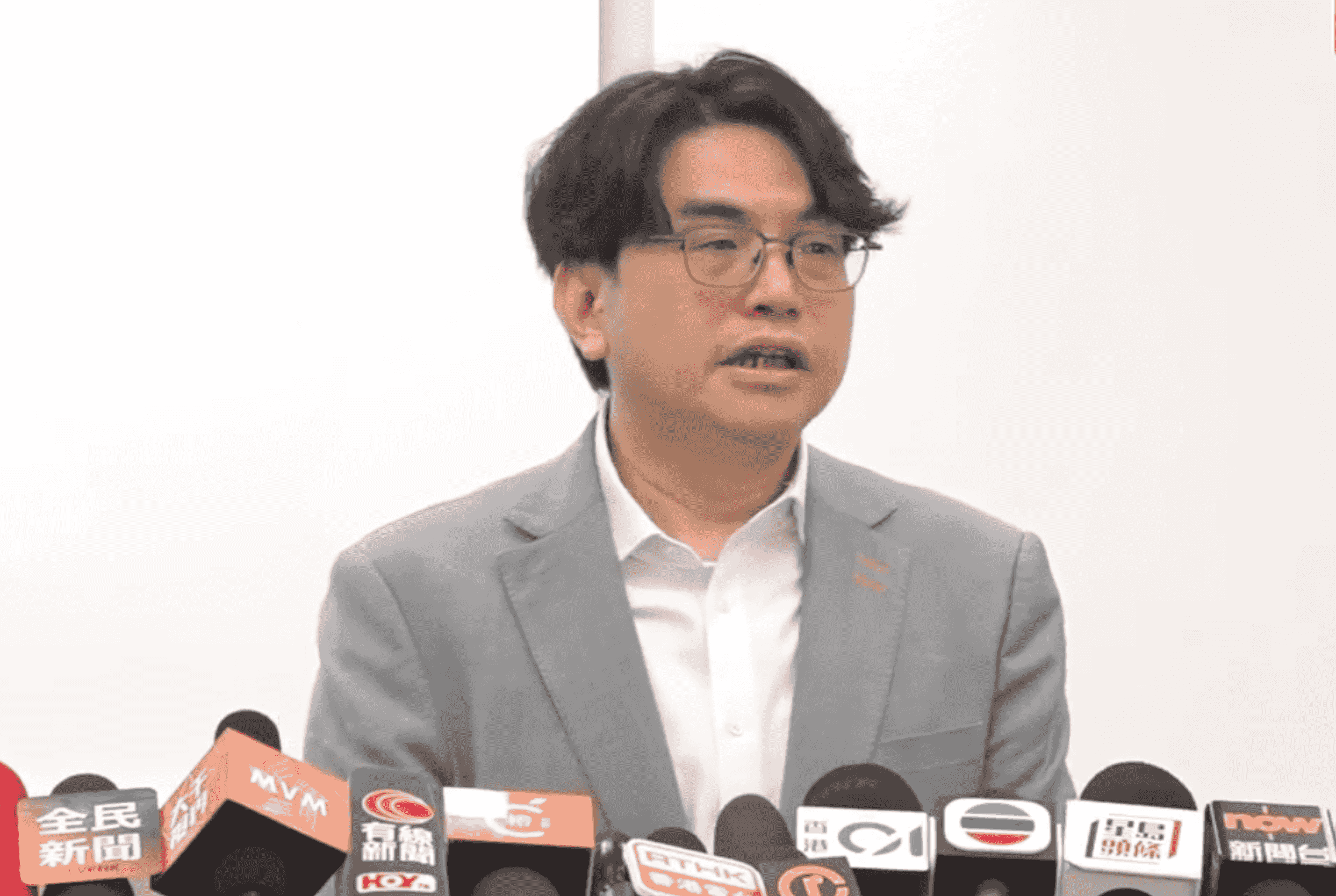 皇后山食水風波｜被問何時能完全清除黑點 水務署署長屢避答 稱房屋署已安裝「加強版」濾網｜Yahoo