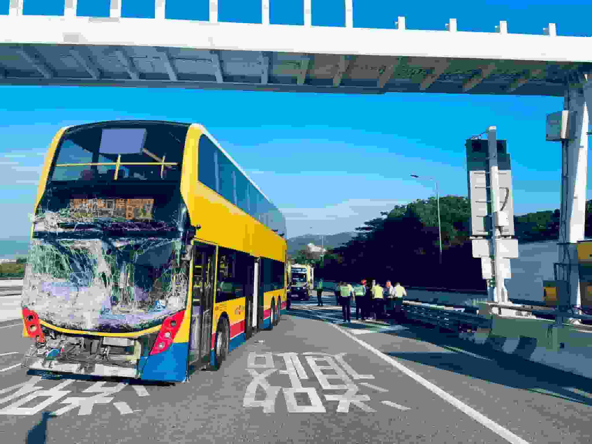 港深西部公路車禍︱墮橋交通警情況趨穩 仍留醫 ICU 周一鳴：無暇留意網上言論︱Yahoo