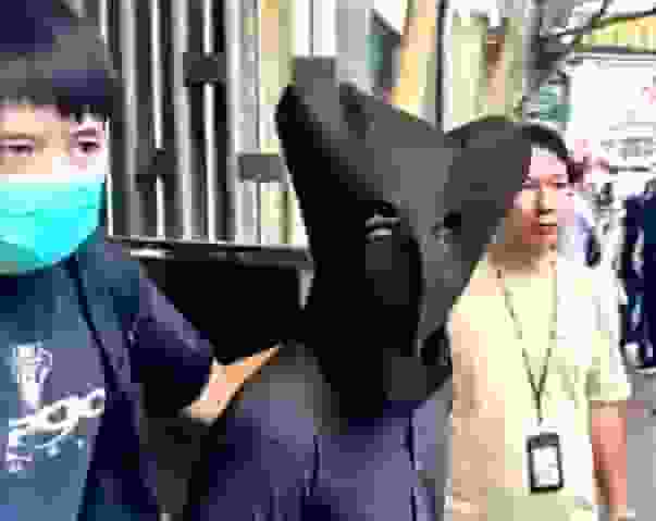 黃大仙七旬翁遇劫 小巴落車突被4男推倒搶袋 失手機$5000現金等 警暫拘2人｜Yahoo