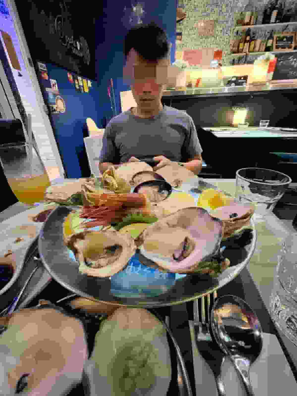 港男涉於交友 App 自稱消防員 食逾千元海鮮餐後「借屎遁」 消防：涉假冒屬員交警方跟進︱Yahoo
