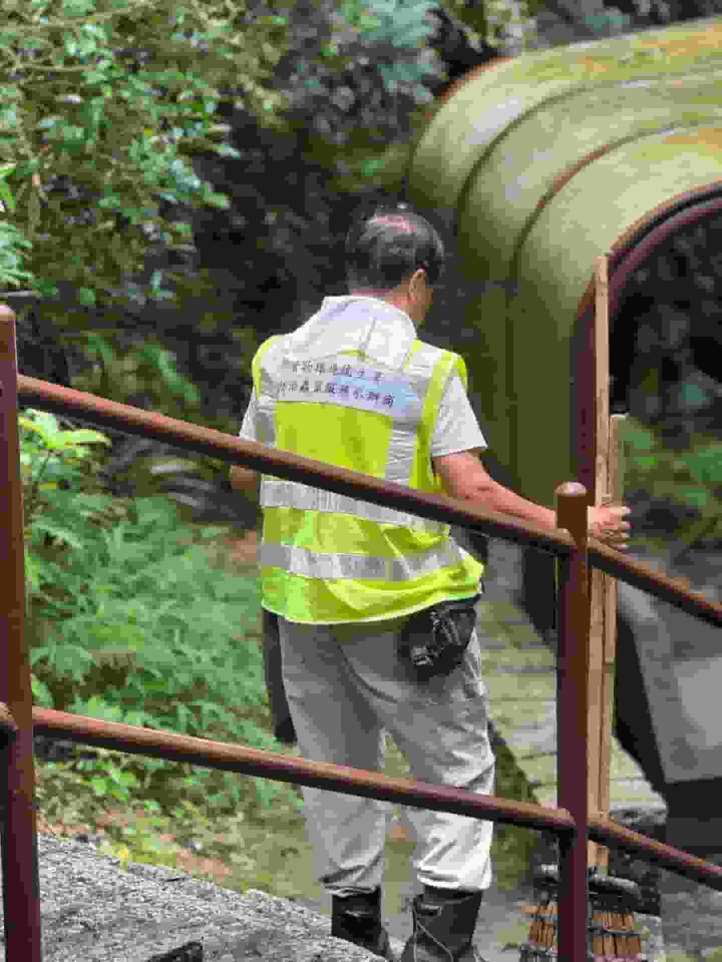 網民組團飛鵝山執垃圾「十個八個避孕套走唔甩」 揭清潔工掃垃圾落山坡 食環署：承辦商失責︱Yahoo