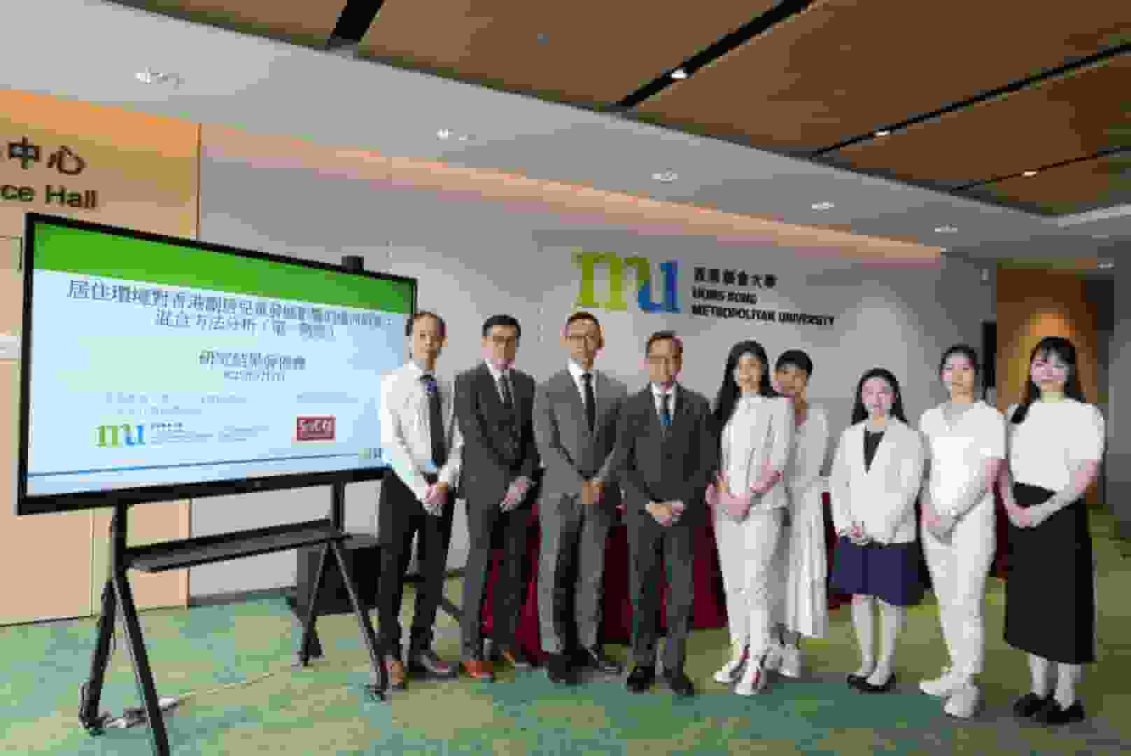 劏房學童四成缺學習及遊玩空間 趴床溫習光線不足 患情緒症狀較其他學童高 40%︱Yahoo