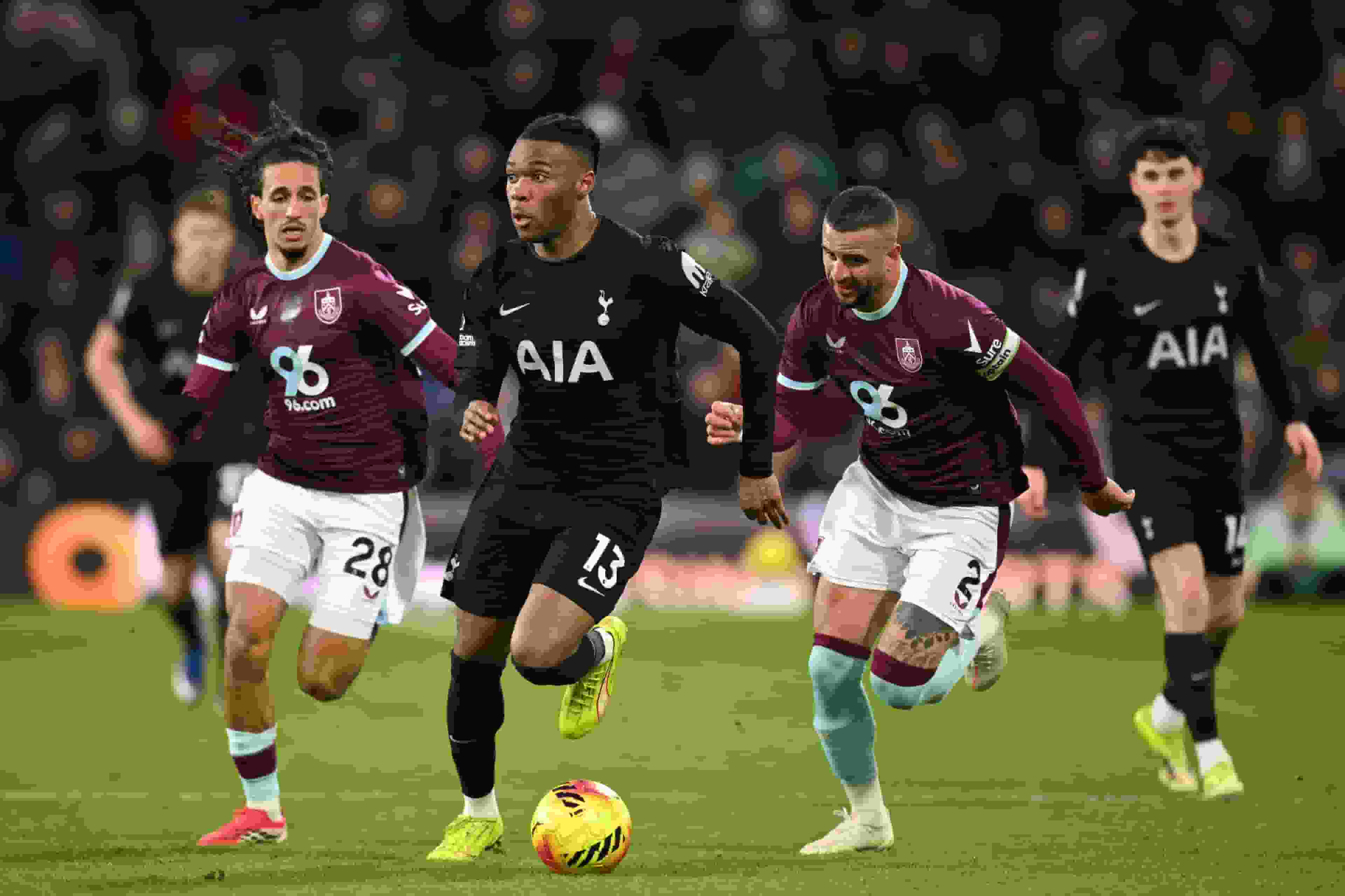 羅美路完場前頭槌建功 熱刺2:2追和般尼