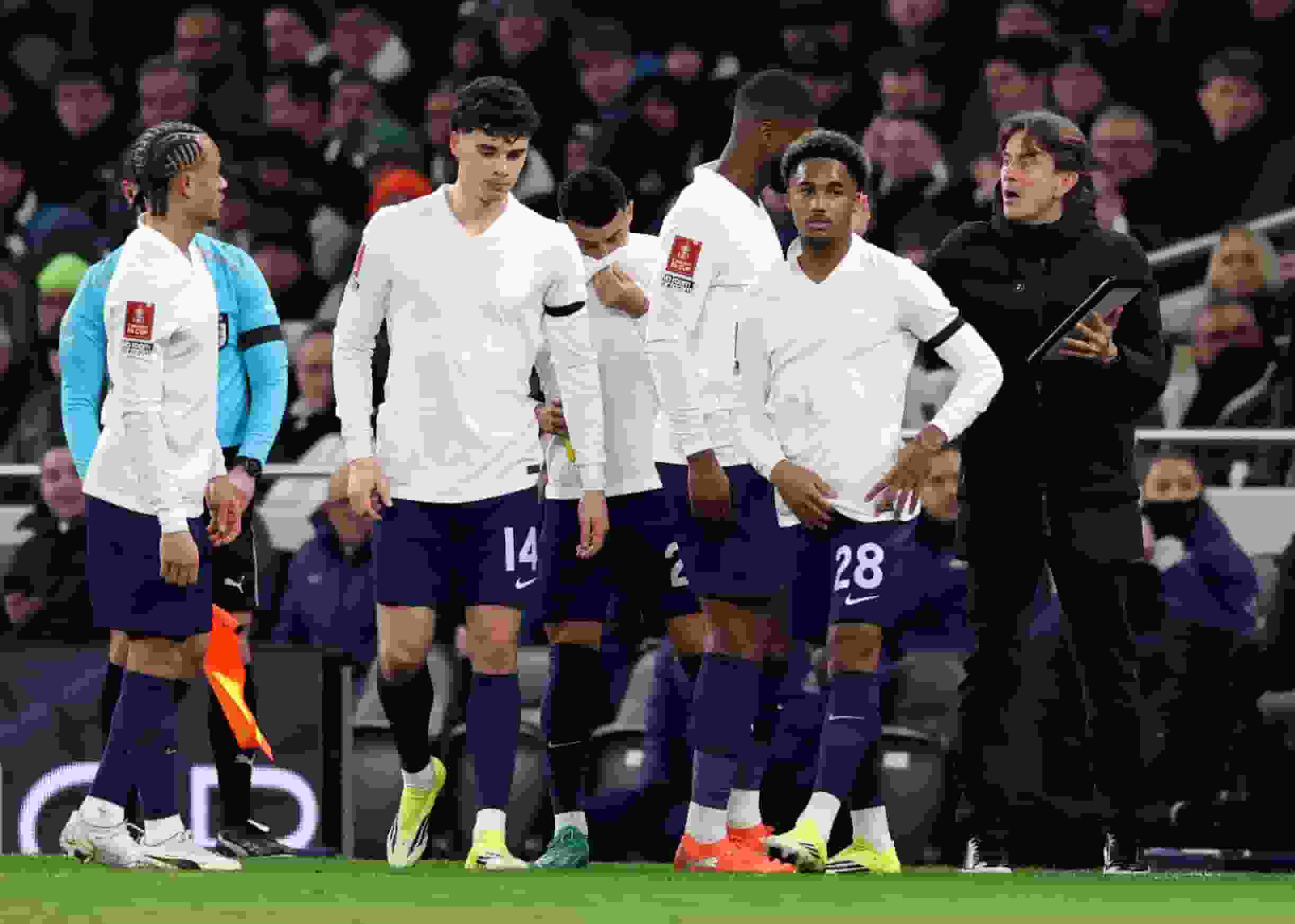 足總盃 |點解熱刺球員波衫背後冇名? 純白不利北倫敦球會?