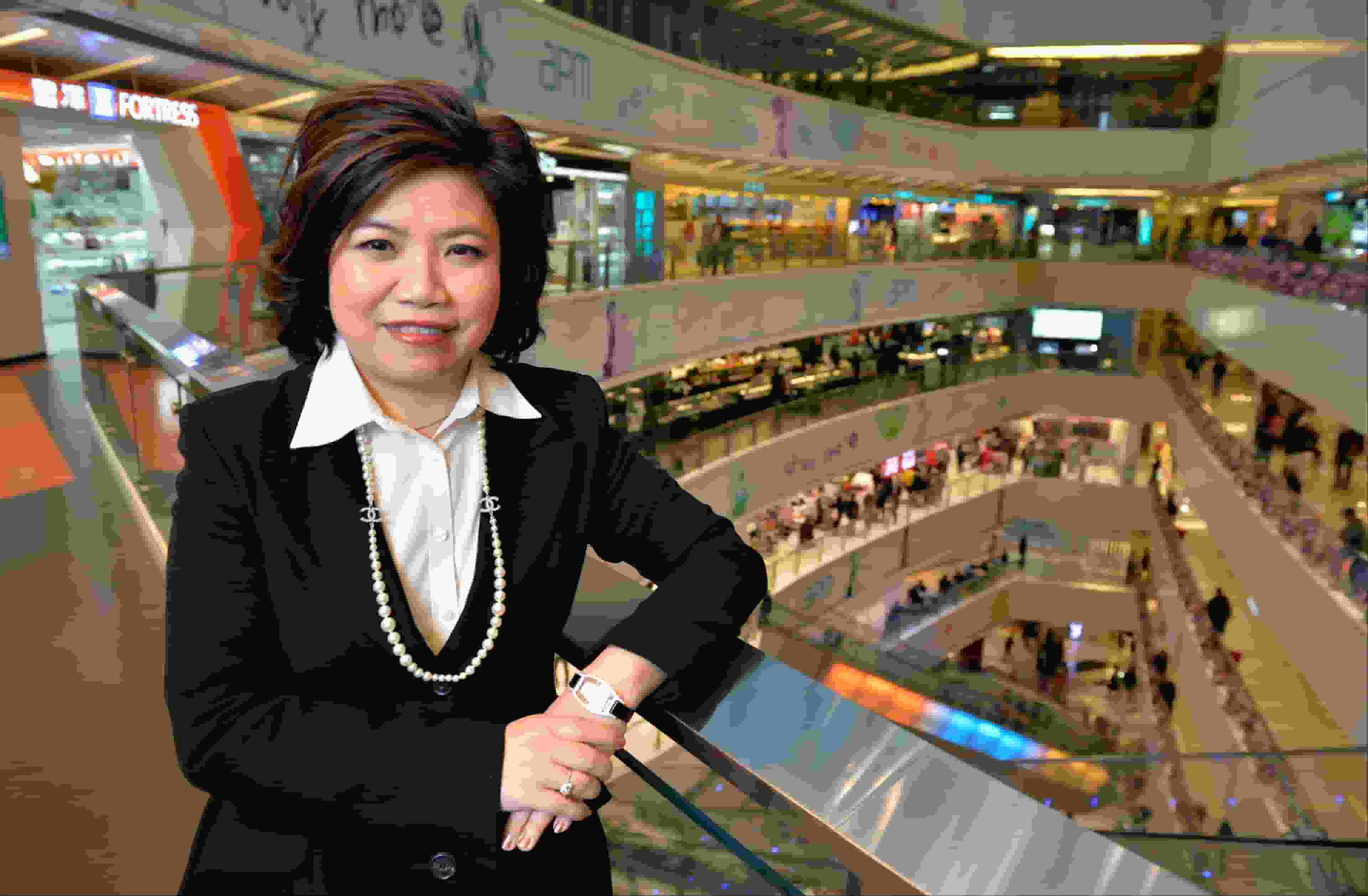 新地馮秀炎涉貪被停職 年薪2400萬「商場一姐」是怎樣煉成的?