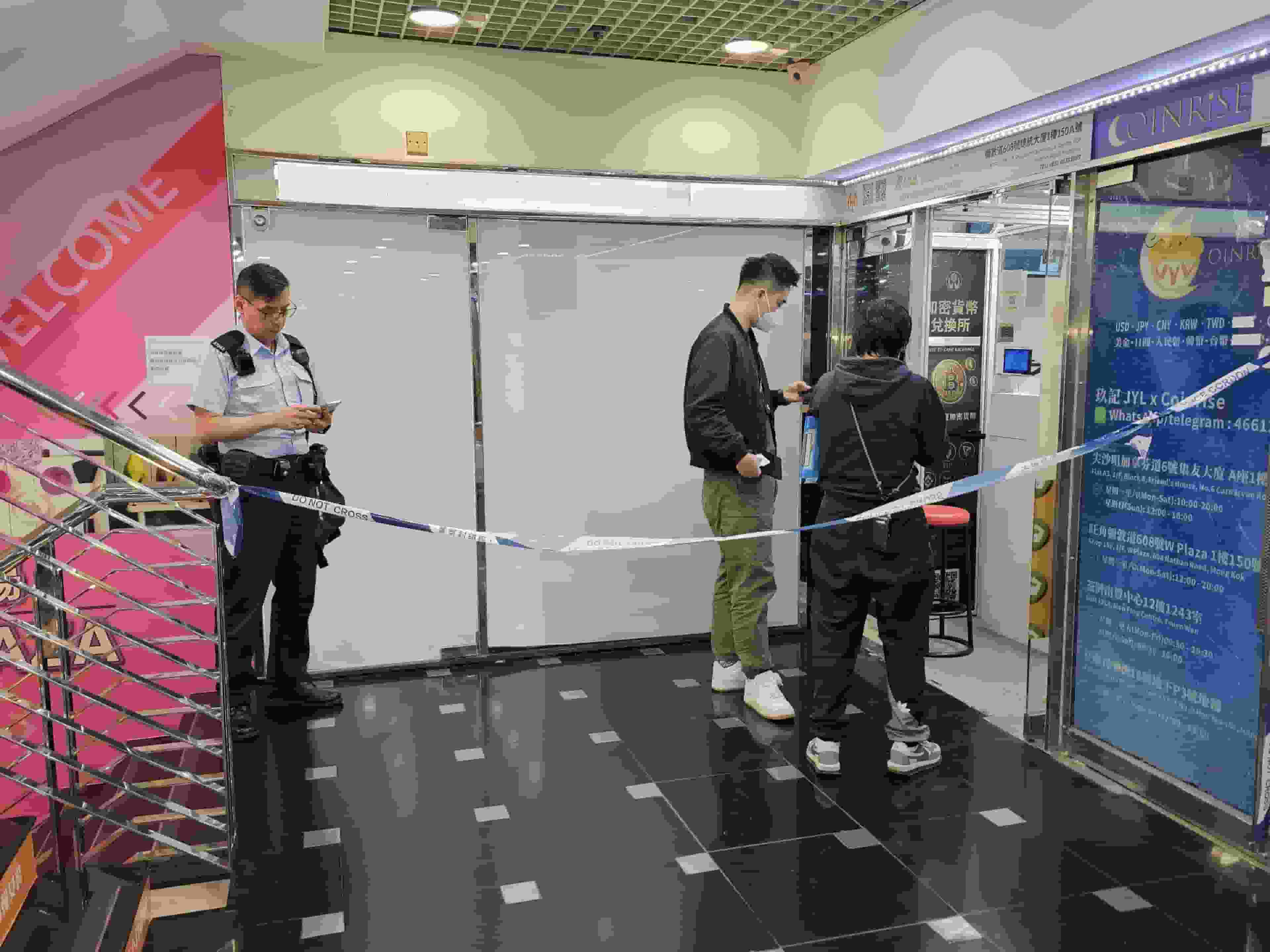 旺角W商場加密幣店主收舖遭數刀匪搶劫 空手接白刃受傷保不失