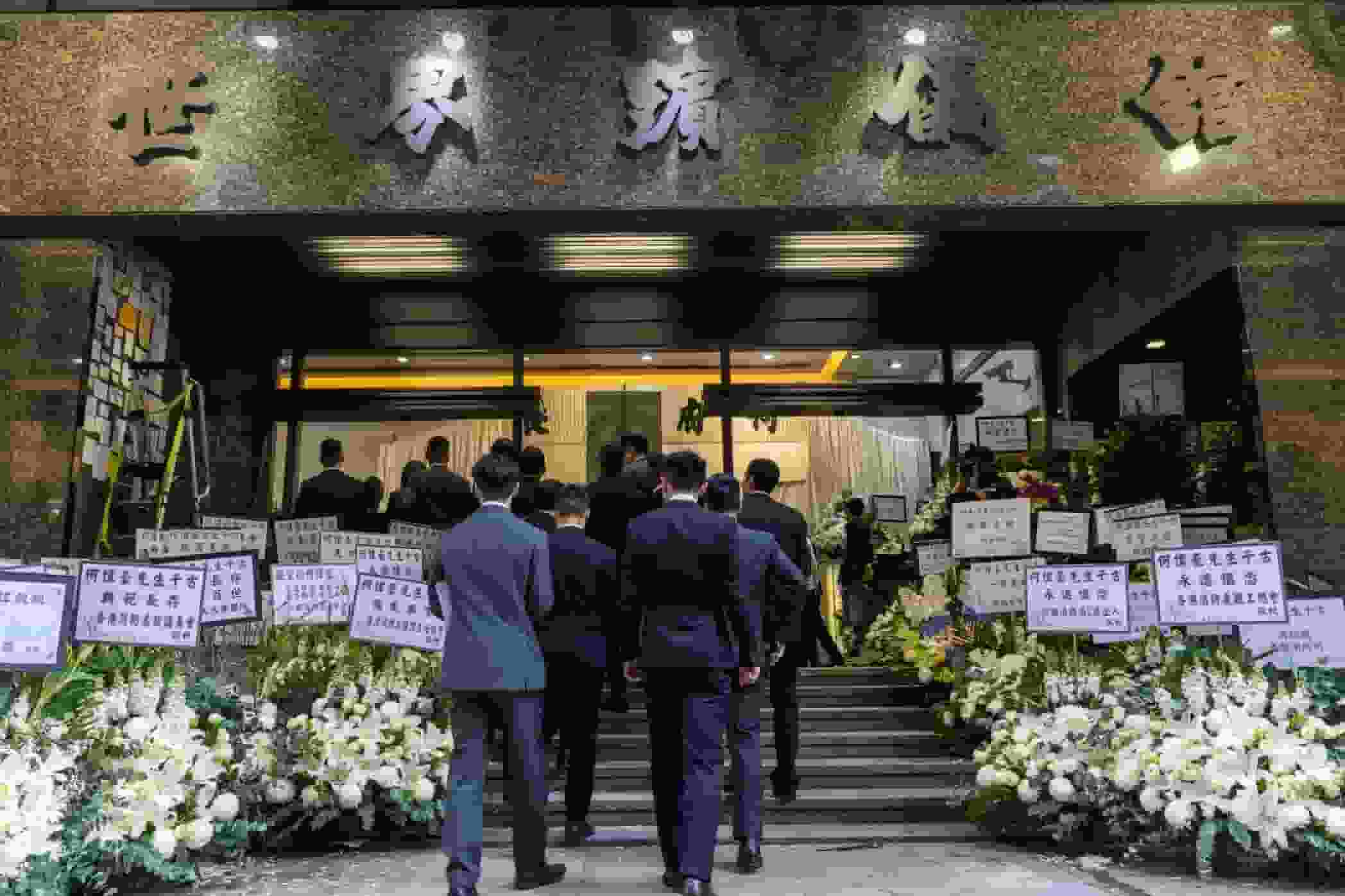 宏福苑大火殉職消防員何偉豪設靈 李家超曾蔭權梁振英到場致祭