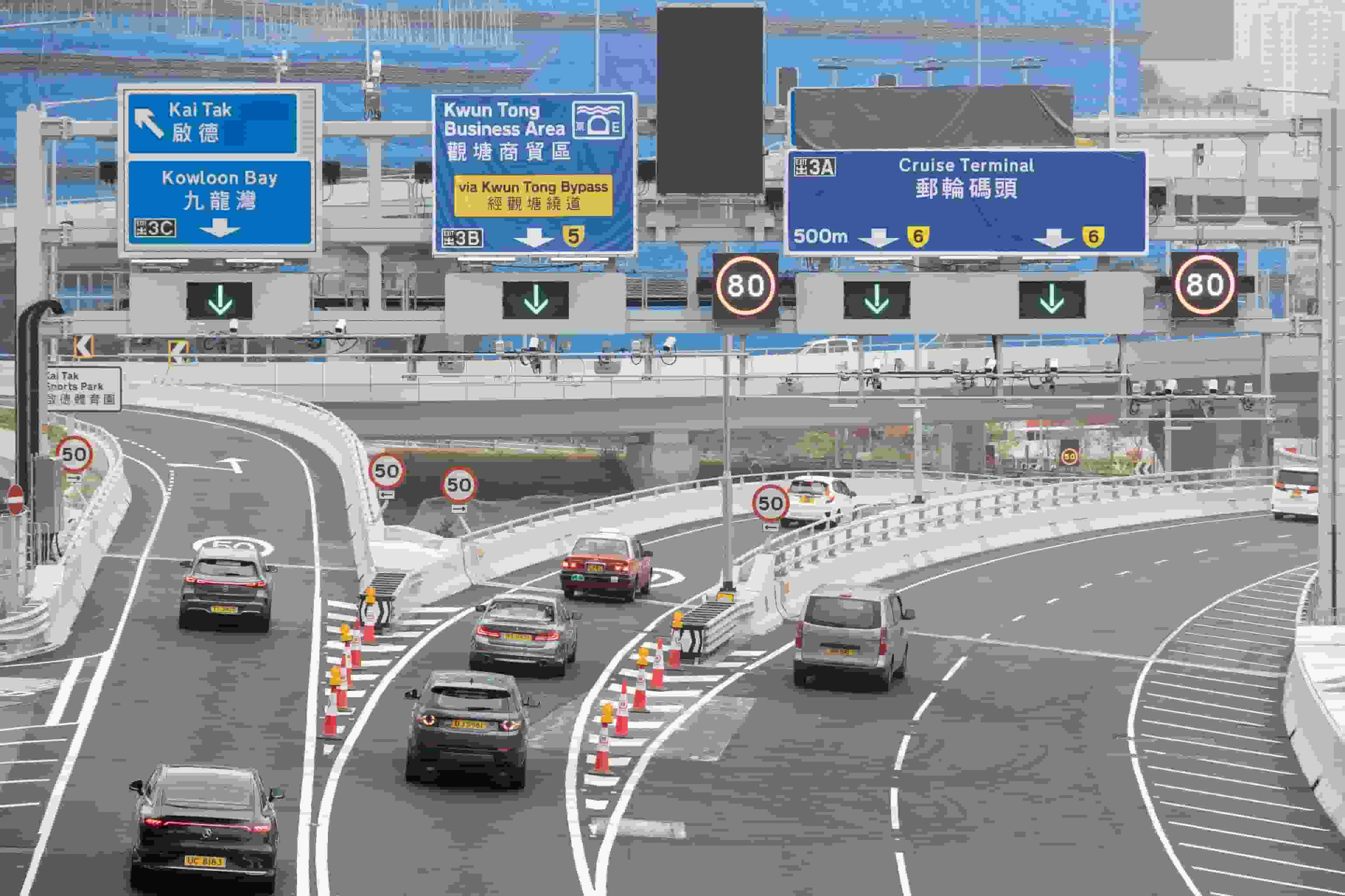 中九龍繞道|啟德出口行錯路車輛違規切線 運輸署:多加一組路標