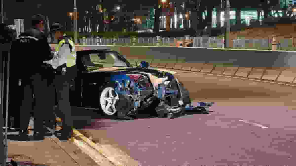 堅尼地城本田跑車疑「自炒」撞壆 車頭嚴重損毀 無人受傷