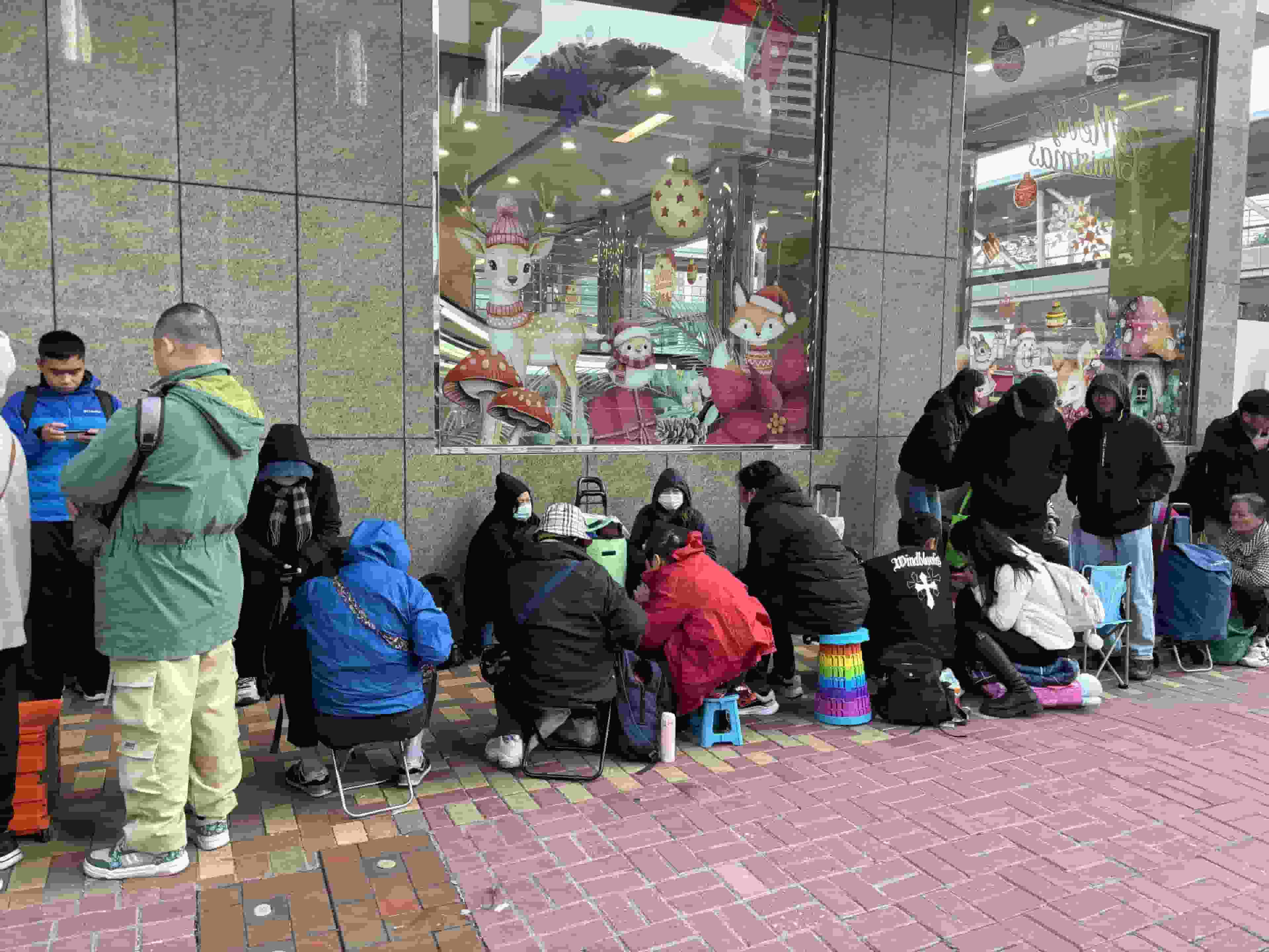 免試簽駕照申請現通宵排隊亂象 運輸署:3月推全面網上預約系統