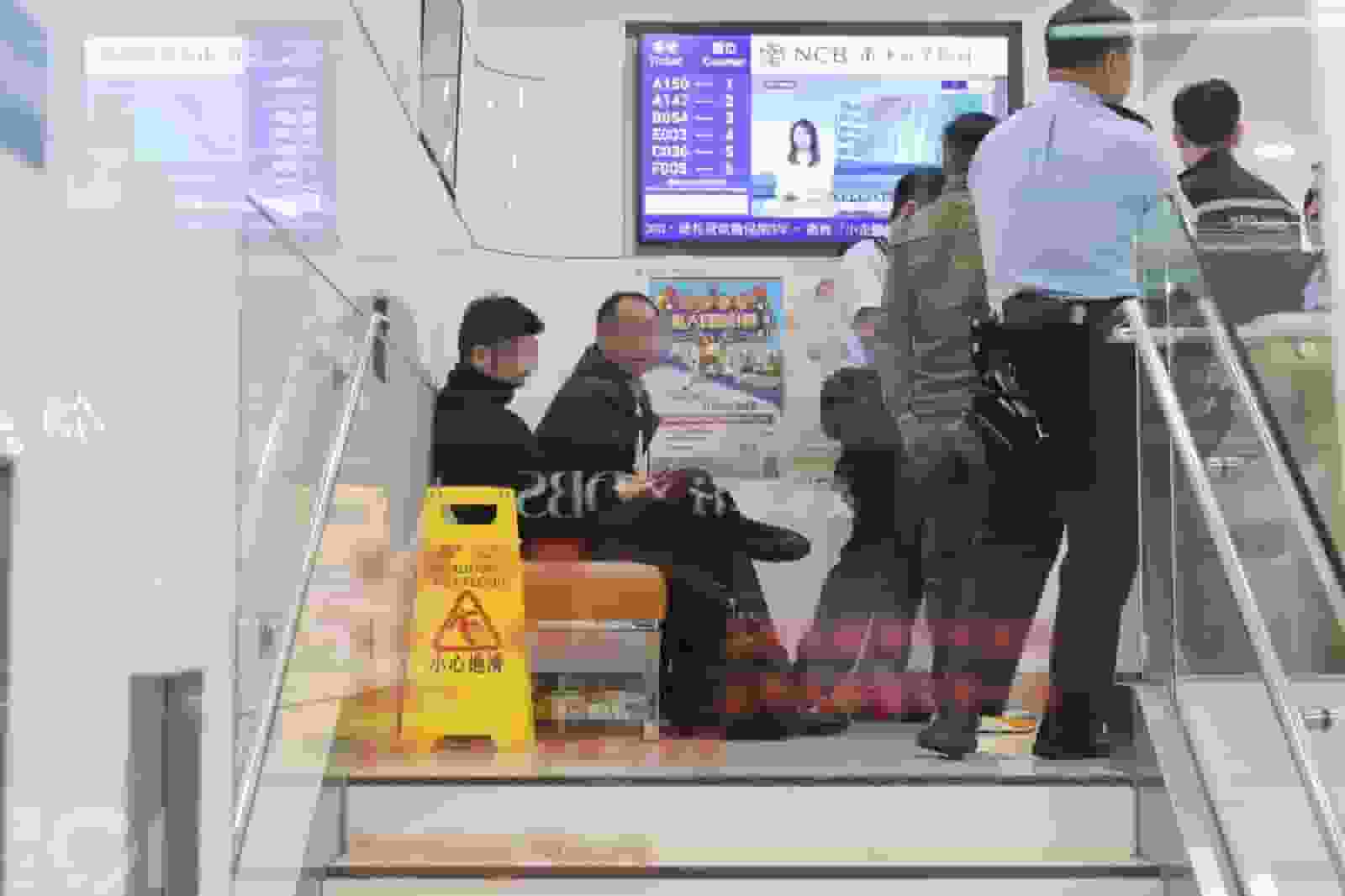 旺角銀行4男女持$1.6億支票求鑑定 經理證已被兌換 感可疑報警