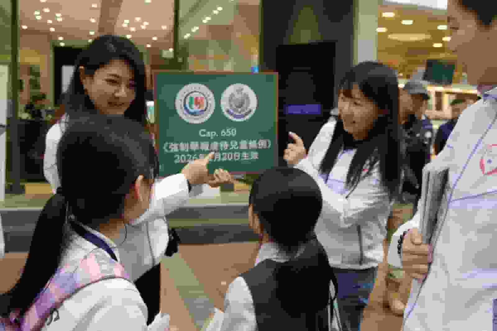 強制舉報虐待兒童條例今實施 警聯勞福局宣傳車走訪兩區宣傳