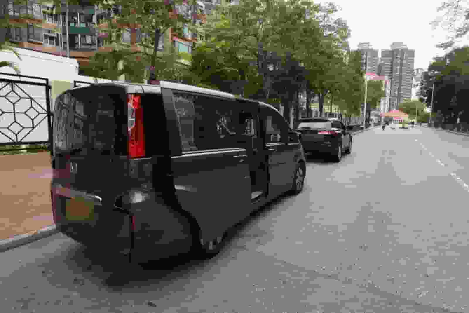 元朗公園北路私家車撞兩輛路邊車 3人受傷 據悉包括兩警察車輛