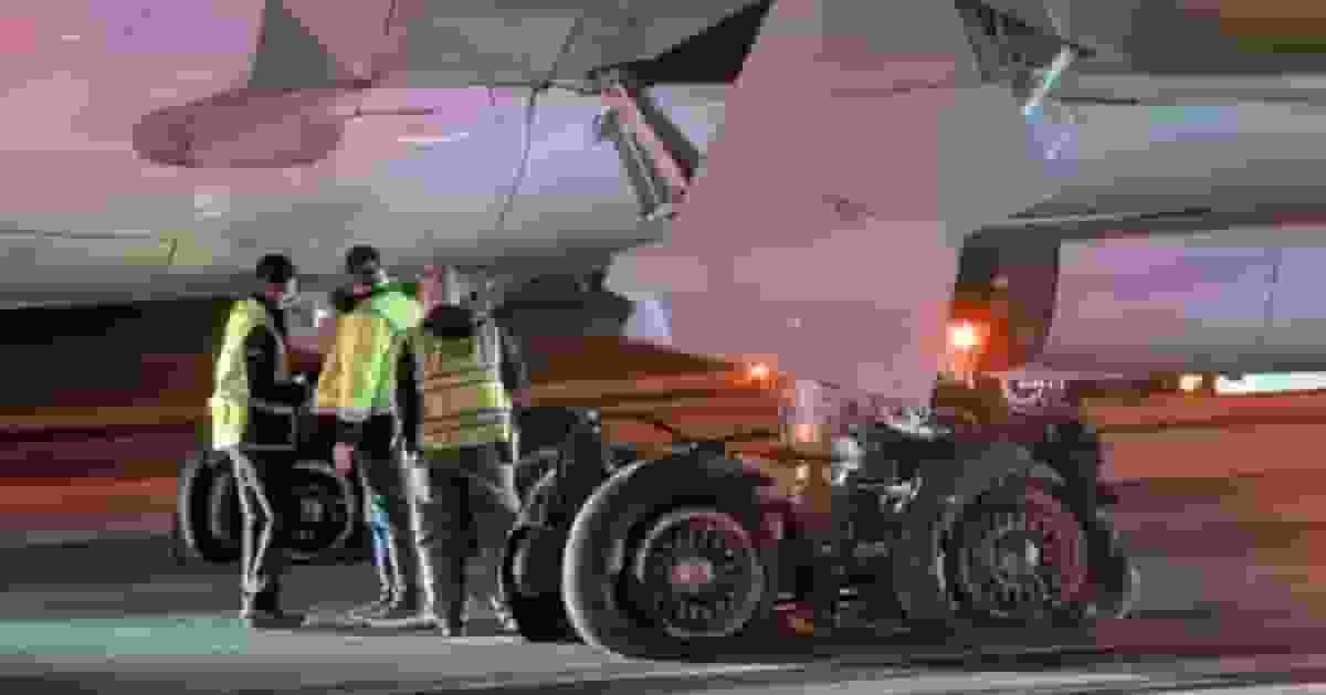 落地瞬間8輪胎連環爆裂 南美航空客機劇烈搖晃廁所門脫落嚇窒221名乘客