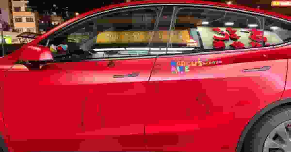 疑家長任由2兒塗鴉私家車 目擊者拍照發文:好欣賞你嘅豁達!獲車主咁回應