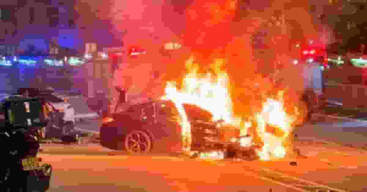 黑白私家車大埔公路近沙田花園相撞 黑車着火男司機逃出兩司機齊送院