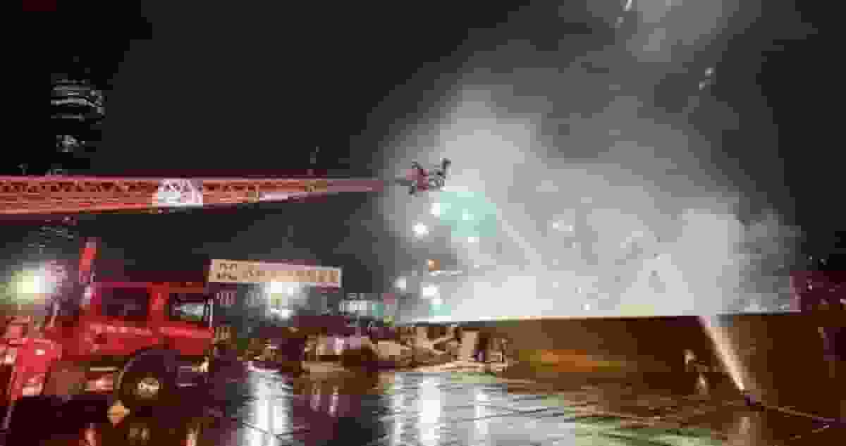 新油麻地貨物裝卸區有躉船起火 消防到場撲救無人受傷