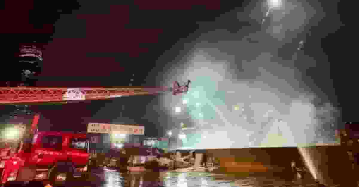 新油麻地公眾貨物裝卸區凌晨有躉船起火 無人受傷