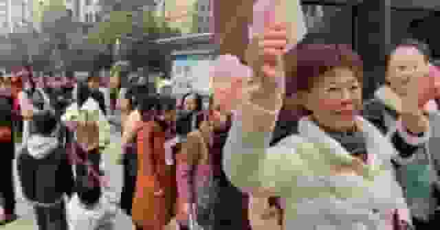 四川小區賣廣告大派公共收益 3440戶業主興奮排隊瓜分近300萬「利市」