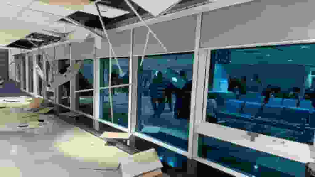 台灣宜蘭7級地震 |桃園機場侯機室天花鋼架掉落 旅客傳出驚呼聲