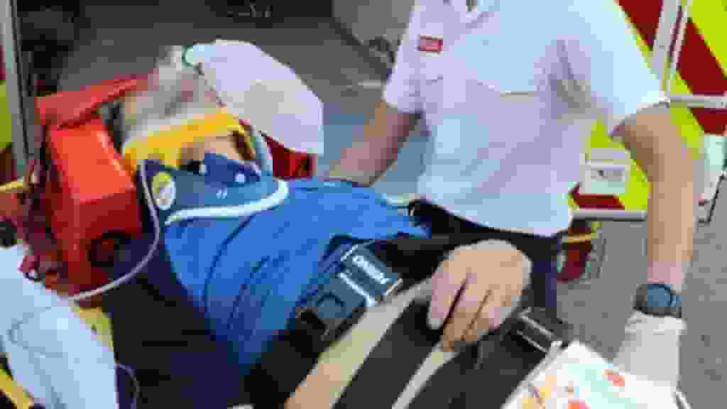 紅磡清潔男工意外墮地 送院救治