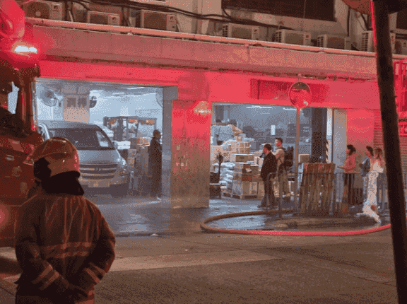 土瓜灣食品公司貨倉起火 疑電風扇短路釀災 消防到場灌救